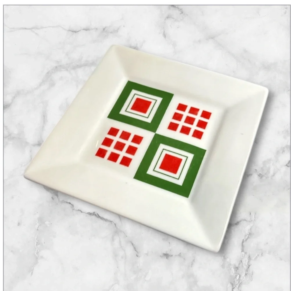 Crate&Barrel white appetizer,dessert plates set of 2 red green design 7.25 in